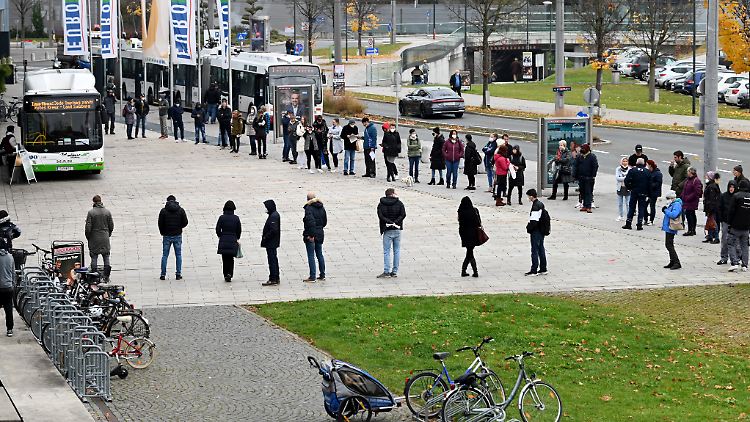 Bereits nach der Ankündigung eines Lockdowns für Ungeimpfte war der Andrang bei mobilen Impfteams in Österreich groß.