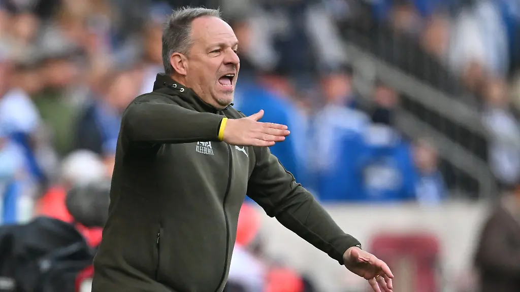 Immer-sehr-engagiert-am-Spielfeldrand-Alexander-Zorniger