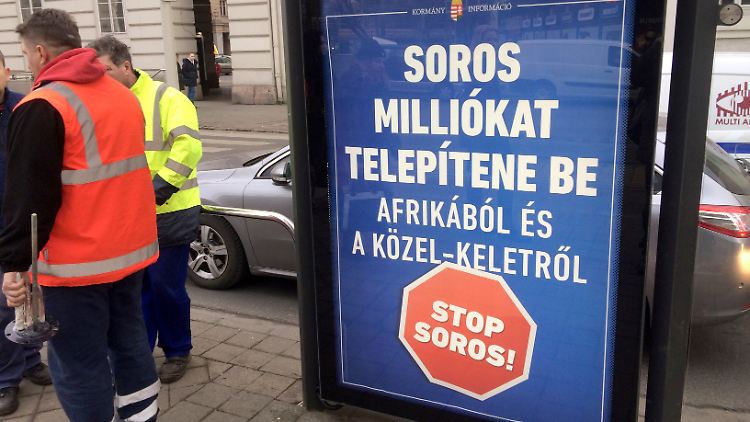 Mit Plakaten macht Ungarns Regierung 2018 Stimmung gegen den US-Milliardär Soros. Auf diesem steht, Soros wolle Millionen Menschen aus Afrika und dem Nahen Osten nach Ungarn schleusen.