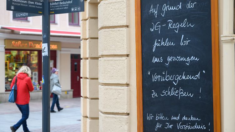 Im Sächsischen Pirna schließen gastronomische Betriebe wegen der Einführung der 2G-Regel.