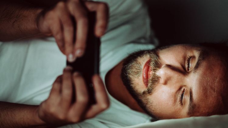 Es ist spät, man ist müde, kann aber das Smartphone einfach nicht weglegen: Wer kennt sie nicht, die "Schlaf-Aufschieberitis"?