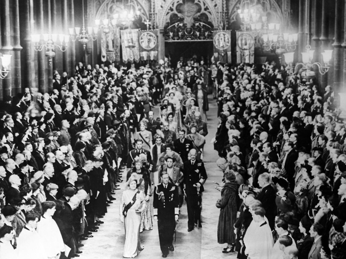 Der britische König George VI. und Königin Elizabeth führen im November 1947, nach der Hochzeit von Prinzessin Elizabeth und dem Herzog von Edinburgh, die Prozession der königlichen Gäste durch den Gang der Westminster Abbey in London. Hinter dem König und der Königin stehen die britische Königin Mary (links) und König Haakon von Norwegen (rechts).