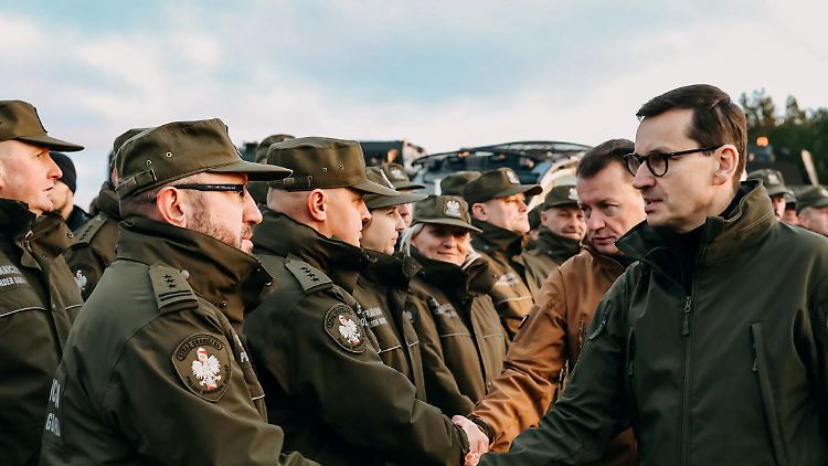 Polens Ministerpräsident Mateusz Morawiecki (r.) hat bereits die im Grenzgebiet stationierten Truppen besucht - mit solchen Auftritten dürfte er bei den PiS-Anhängern punkten.