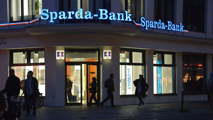 Mehr als 400 Banken verlangen Negativzinsen auf Giro- und Tagesgeldkonten. Die Verbraucherzentralen wollen das ändern.