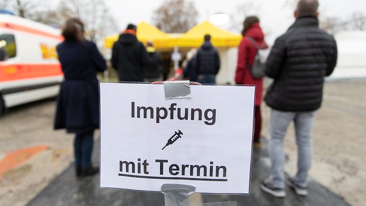 Das Anstehen für die Impfung lohnt sich: Immunisierte erkranken deutlich seltener an Covid-19, das zeigen die Daten der Länder.