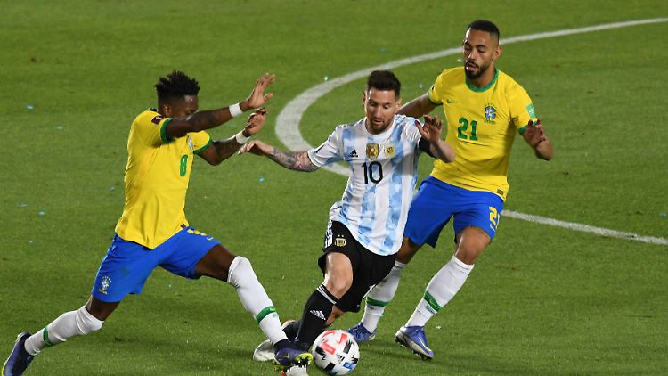 Lionel Messi nimmt gegen den früheren Hertha-Star Cunha (r.) und Fred (l.) die Mitte.