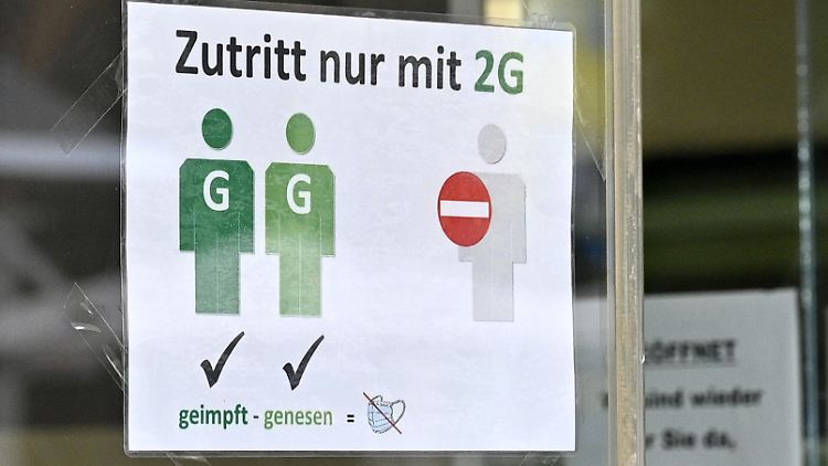 In Österreich gelten Zugangs- und Ausgangsbeschränkungen für Ungeimpfte. Der Gesundheitsminister fordert nun abendliche Ausgangssperren für alle. 