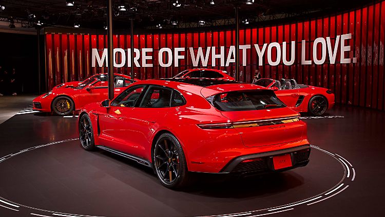 Mit fünf Neuerscheinungen will Porsche das Publikum der Los Angeles Auto Show für ein Fahrzeug begeistern. Eine davon ist der Taycan GTS Sport Turismo.
