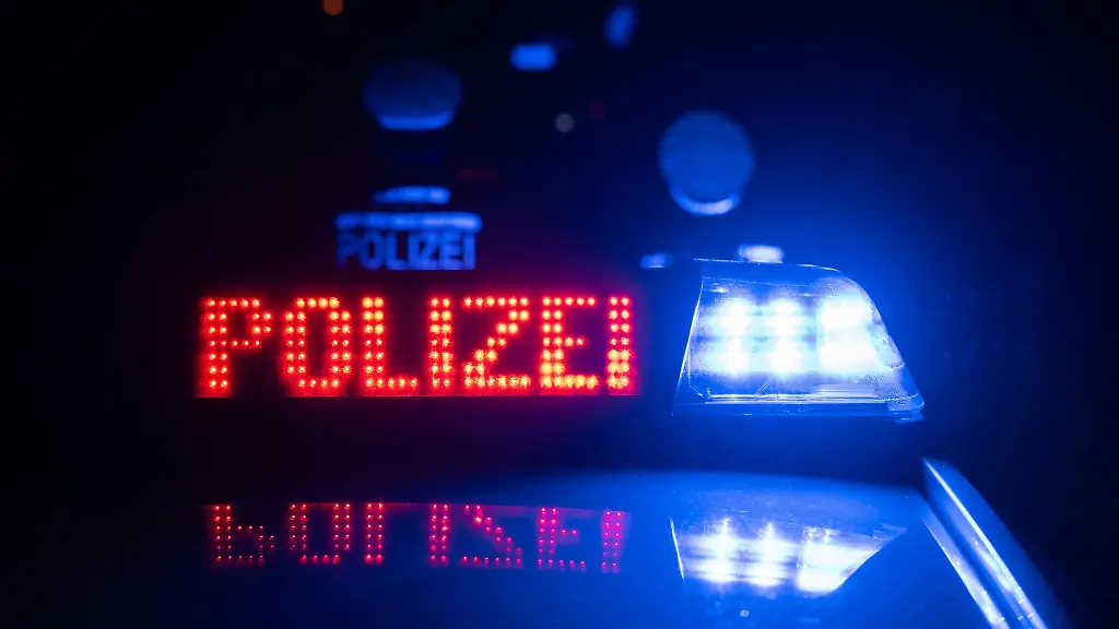 Die-Polizei-suchte-unter-anderem-mit-einem-Hubschrauber-nach-dem-Fahrer