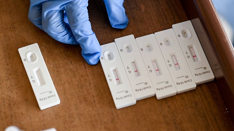 Fünf Tests pro Woche benötigen ungeimpfte Arbeitnehmer, sofern sie nicht zuvor bereits Covid-19 hatten.