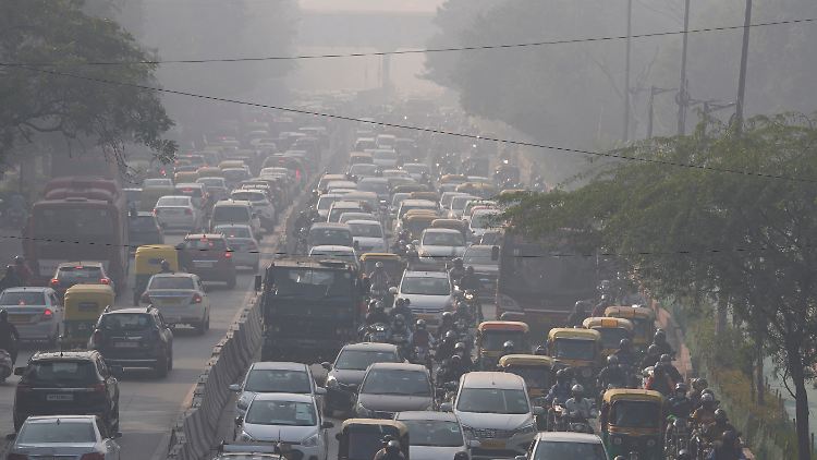 Vor allem im Winter übersteigt die Feinstaubbelastung in Delhi die von der WHO als akzeptabel angesehenen Grenzwerte oft um ein Vielfaches. Die Lösungsansätze der Politik zeigen meist wenig Wirkung.