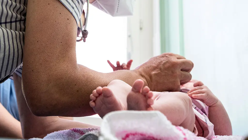 Nur-wenige-Arztpraxen-in-Berlin-verfuegen-nach-Angaben-des-BVKJ-ueber-Impfstoff-Symbolbild