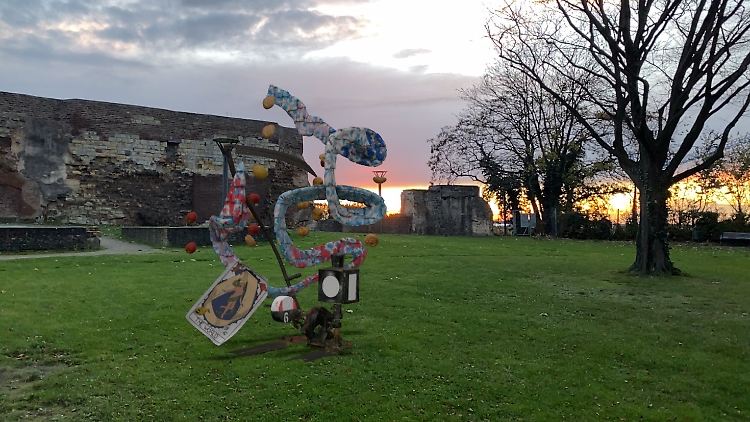 Sieht aus wie eine Collage, ist aber Augmented Reality. Bilder aus dem Computer mischen sich mit Natur und Kultur, so entsteht eine erweiterte Realität.
