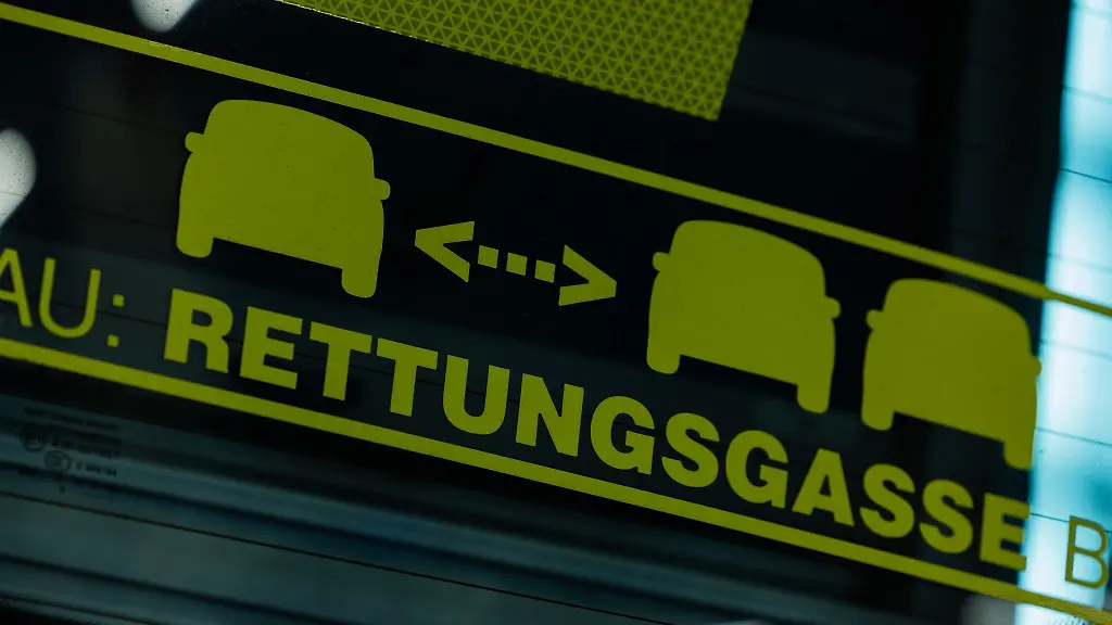 Wer-keine-Rettungsgasse-bildet-dem-drohen-empfindliche-Bussgelder