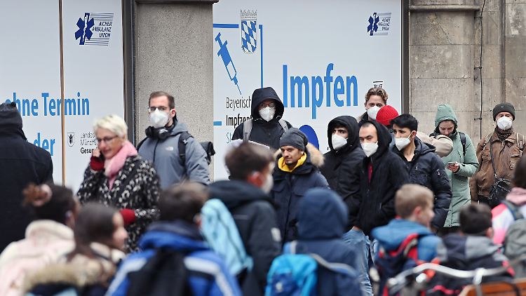 Warteschlange vor dem Impfzentrum im Rathaus am Marienplatz in München.