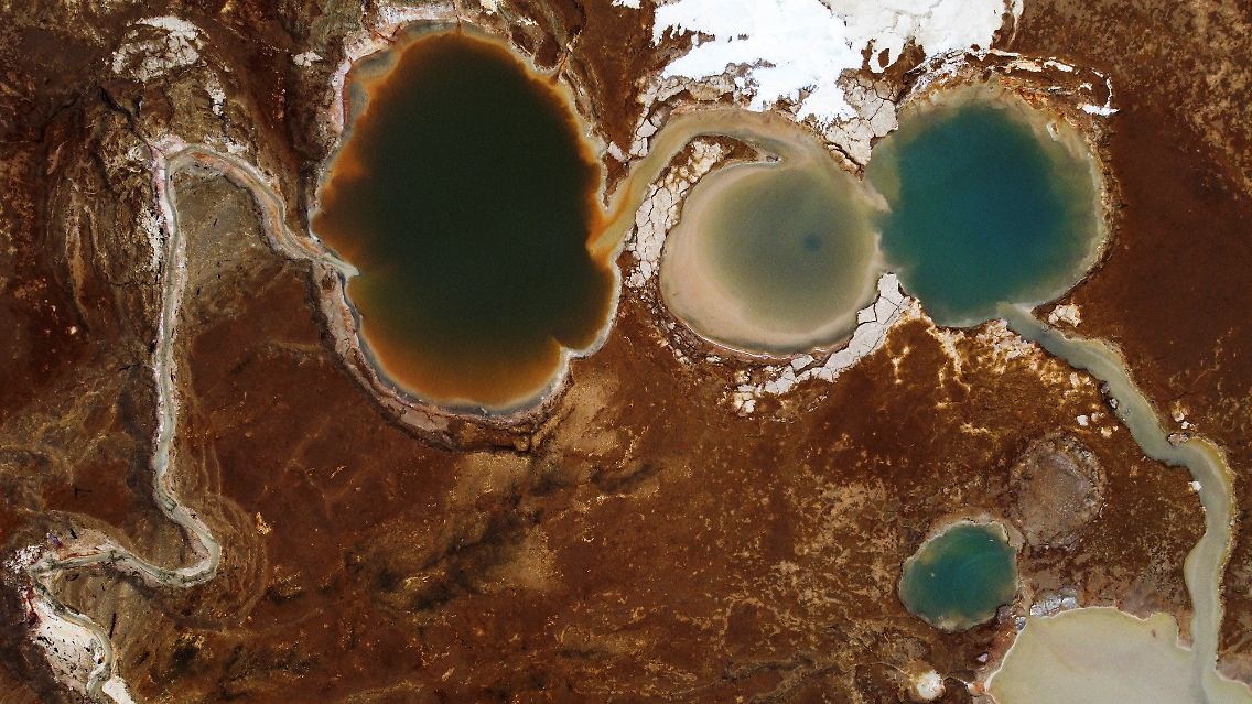 Diese sogenannten Senklöcher entstehen, weil sich unter Wasser Salzhöhlen gebildet hatten. Zieht sich das Salzwasser nun zurück, kann Süßwasser in diese Höhlen eindringen, ...