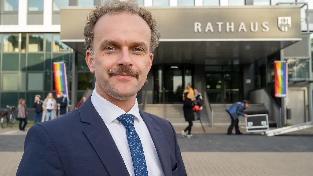 Am-Rathaus-in-Neubrandenburg-weht-die-Regenbogenflagge-noch-als-Symbol-der-Vielfalt-Am-Bahnhof-darf-sie-das-nach-einem-Beschluss-der-Stadtvertreter-nicht-mehr-Dagegen-gibt-es-Protest