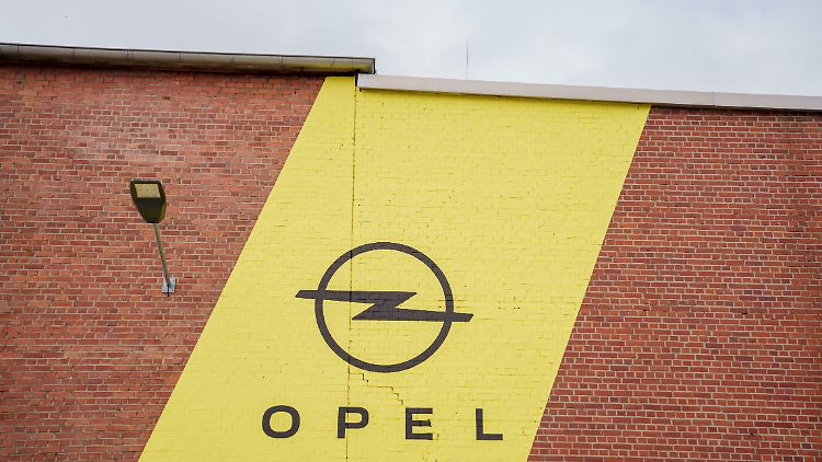 Werksmauer im Opel-Stammwerk in Rüsselsheim. 
