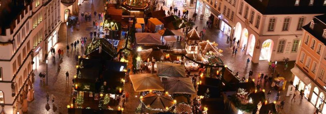 Hell erleuchtet ist die Innenstadt abends rund um den Weihnachtsmarkt. Foto: Harald Tittel/dpa/Archivbild
