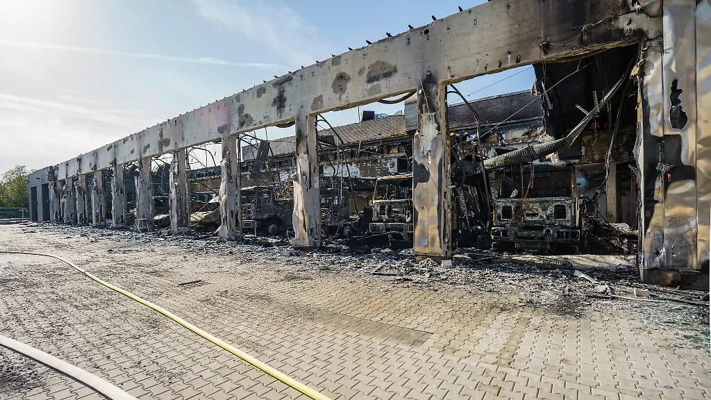Ein-verheerender-Brand-hat-die-Geraetehalle-und-fast-alle-Fahrzeuge-der-Feuerwache-Stadtallendorf-vernichtet