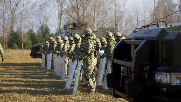 Kiew schickt mehr als 8500 Bewaffnete an seine Grenze zu Belarus.