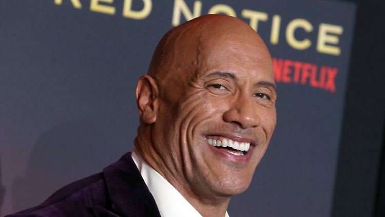 Die Fußstapfen von Daniel Craig sind gewaltig, aber Dwayne "The Rock" Johnson geht garantiert auch nicht mit kleinen Füßen durchs Leben. 