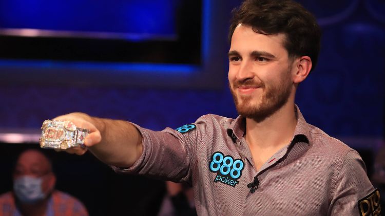 Aldemir zeigt stolz sein neues Armband.