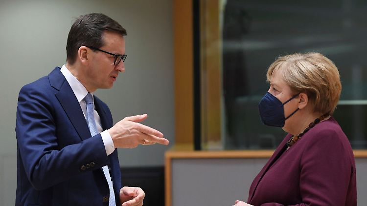 Mateusz Morawiecki und Angela Merkel machen sich Gedanken über die Situation an Polens Grenze zu Belarus.