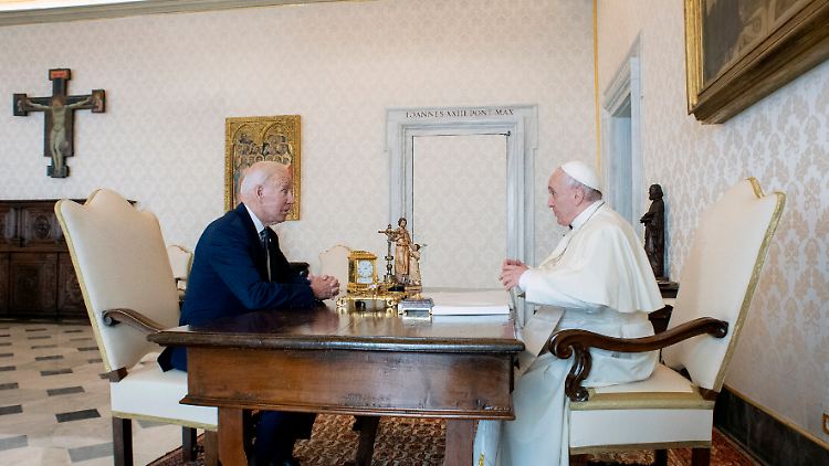 US-Präsident Biden und Papst Franziskus trafen sich im Oktober zu einem einstündigen Gespräch im Vatikan.