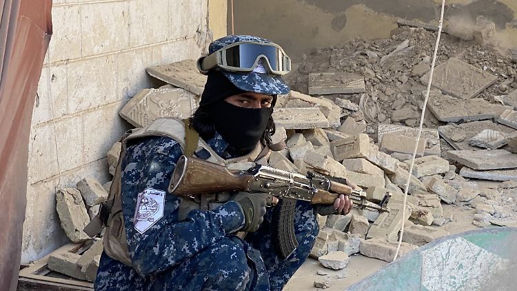 Ein Taliban-Kämpfer nach einer Operation gegen den Islamischen Staat, in deren Verlauf acht IS-Kämpfer festgenommen wurden und sich zwei in die Luft sprengten.