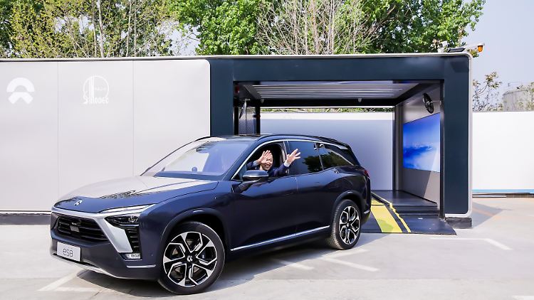 Im April hat Nio seine neue und für die Massenfertigung geeignete Batterietausch-Station 2.0 vorgestellt. In wenigen Jahren sollen weltweit mehrere Tausend Exemplare in Betrieb genommen werden.