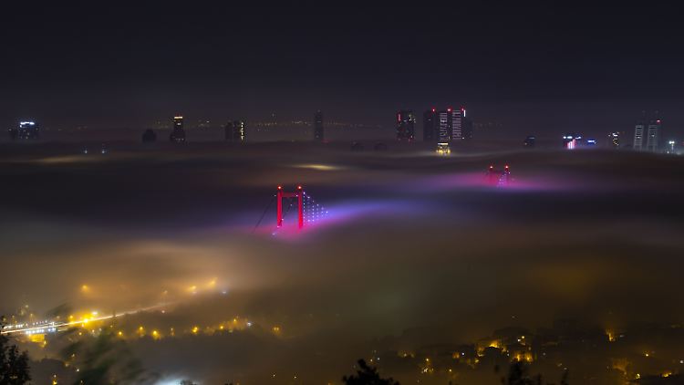 Istanbul ist auch nachts ein spannendes Motiv. Allerdings darf man nicht überall einfach so Fotos machen.