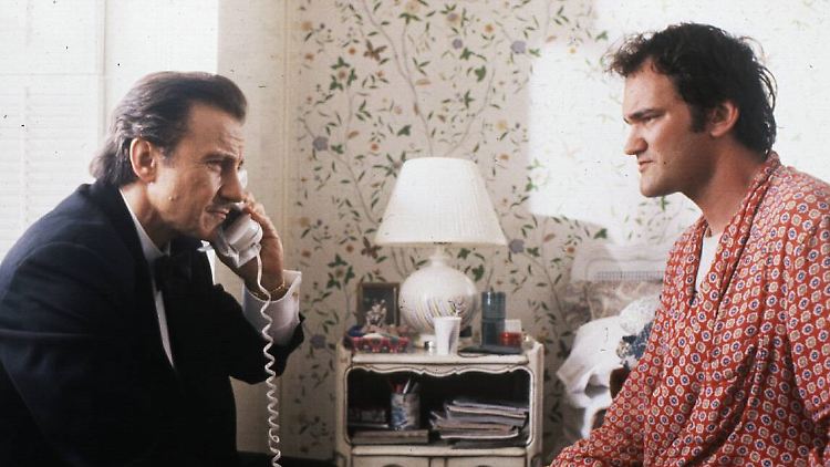 Neben Harvey Keitel (l.), Uma Thurman und John Travolta trat Tarantino (r.) für "Pulp Fiction" selbst vor die Kamera.