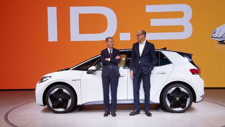 Die Spekulationen über einen Wechsel an der Volkswagen-Spitze nehmen wieder Fahrt auf. Fällt die Wahl auf VW-Markenchef Brandstätter (rechts neben Diess)?