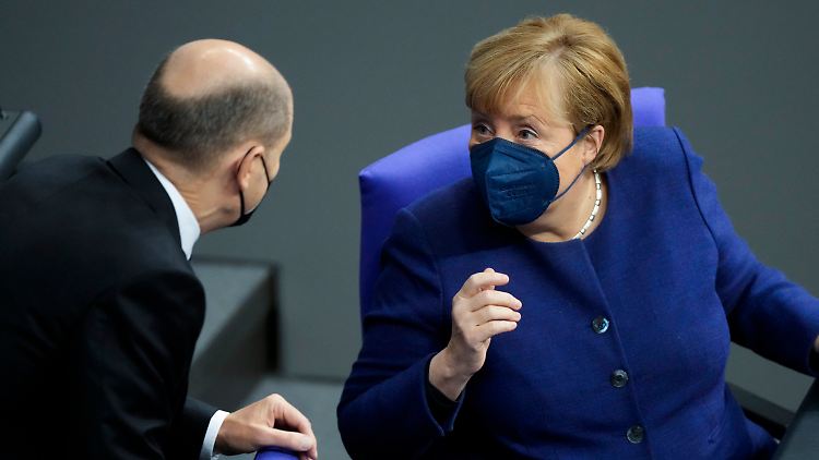 Sie geht, er kommt, keiner von beiden meldete sich zu Wort: Die scheidende Bundeskanzlerin Merkel und ihr wahrscheinlicher Nachfolger Scholz.