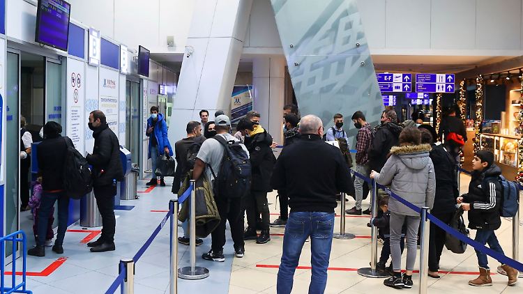 Hoffnung auf Einreise in die EU aufgegeben: Aufnahmen wie diese von der belarussischen Staatsagentur Belta zeigen Menschen aus dem Irak am Flughafen in Minsk.