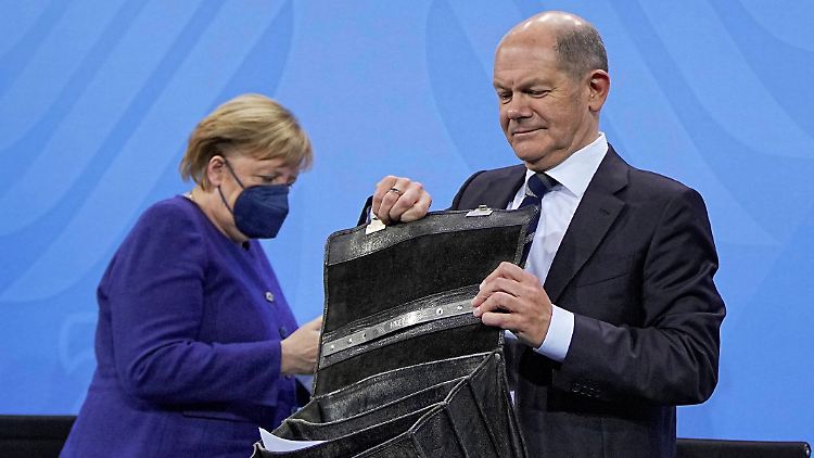 Die eine geht, der andere kommt: Kanzlerin Merkel erlebt ihr wohl letzte MPK, Vizekanzler Scholz hat wohl noch ein paar vor sich.