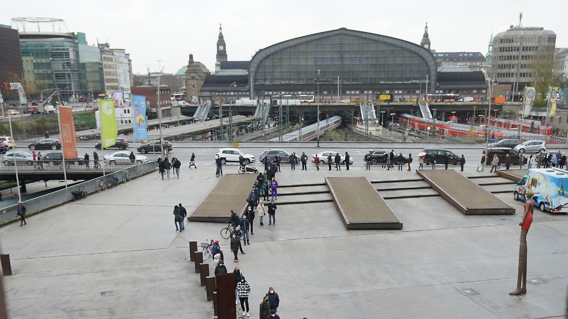 Der Tag war vom Warten geprägt - auf eine Impfung in einer langen Schlange wie in Hamburg (Bild) oder auch auf die Entscheidungen beim Bund-Länder-Gipfel.