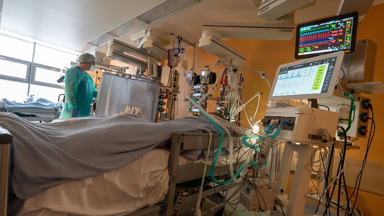Bayerische Kliniken wie hier in Gauting, südwestlich von München, kommen mittlerweile an ihre Kapazitätsgrenzen. 