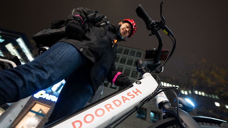 Andy Fang, Mitgründer des Lieferdienstes "DoorDash" dreht vor dem offiziellen Start ein paar Runden.