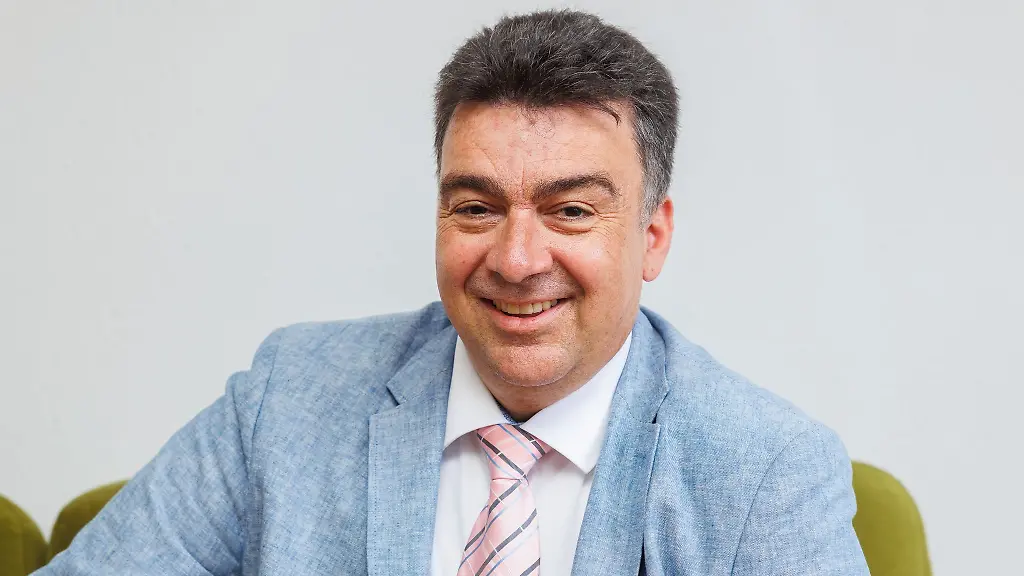 Der-letzte-Vorsitzende-der-in-Aufloesung-befindlichen-Fraktion-der-Freien-Waehler-Helge-Schwab-ist-grundsaetzlich-offen-fuer-Gespraeche-hat-aber-zu-den-aus-der-Fraktion-ausgetretenen-Abgeordneten-eine-klare-Meinung