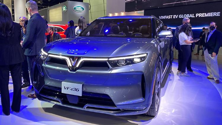 Der in Los Angeles vorgestellte VF e36 ist mit 5,12 Metern ein gewaltiges Elektro-SUV.