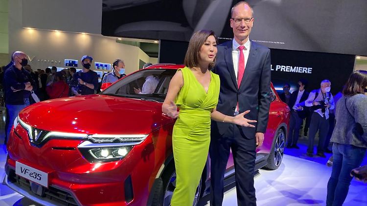 Thuy Le, die stellvertretende Vorsitzende der VinGroup, und VinFast-CEO Michael Lohscheller auf der Los Angeles Auto Show bei der Präsentation des VF e35 und VF e36.