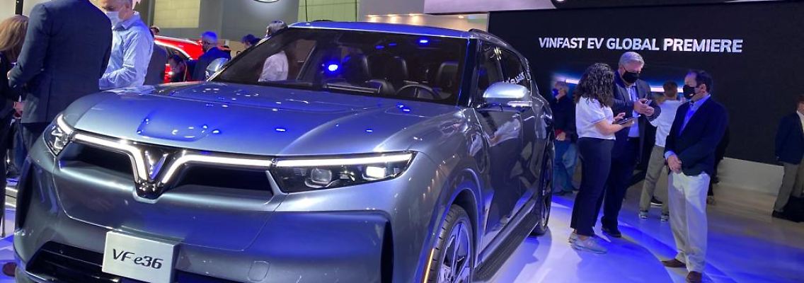 Der VinFast VF e36 auf der Los Angeles Auto Show.