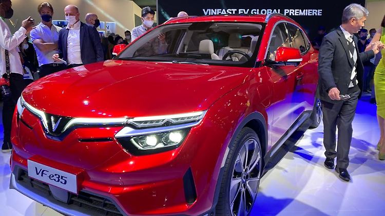 Etwas kleiner, aber auch sehr schick präsentiert sich der VinFast VF e35 auf der Automesse in Los Angeles.