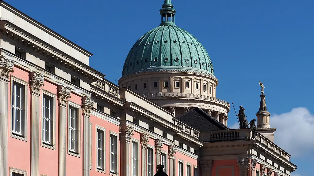 Zur-bevorstehenden-ersten-Landtagssitzung-gab-es-vor-dem-Parlamentsgebaeude-auch-Protest-gegen-eine-verschaerfte-Asylpolitik-Symbolbild