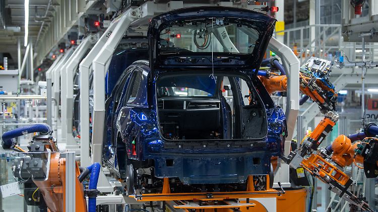Zusätzlich zu den durch den weltweiten Chipmangel ausgelösten Produktionsproblemen kämpfen die deutsche Industrie auch mit Lieferengpässen.
