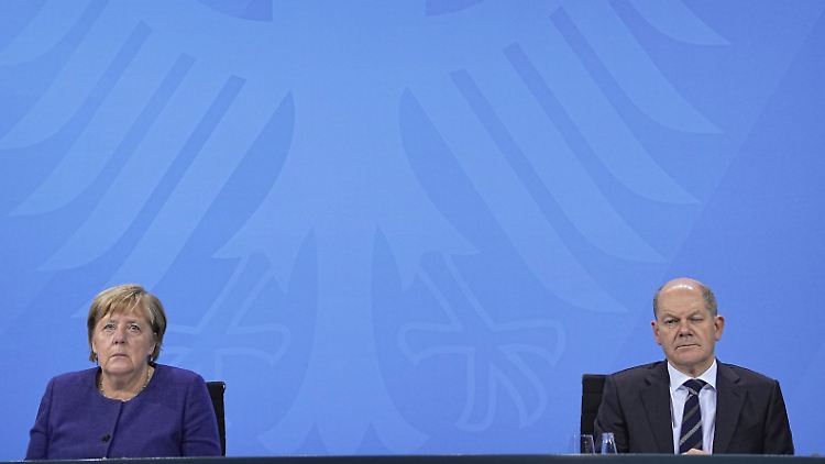 Appelle, Warnungen, Durchhalteparolen - Angela Merkel und Olaf Scholz bei ihrer Pressekonferenz am Donnerstagabend.