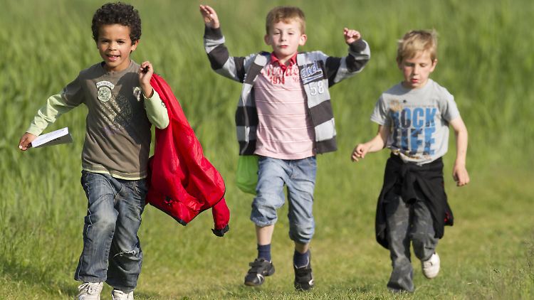 "Kinder haben einen ausgeprägten Gerechtigkeitssinn, der sich bei dem Thema Rassismus gut nutzen lässt", sagt die Autorin Tebogo Nimindé-Dundadengar.