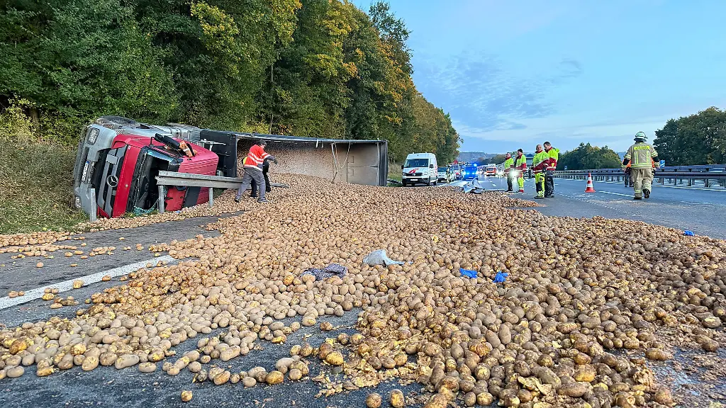 Unzaehlige-Kartoffeln-liegen-nach-einem-Unfall-auf-der-A9